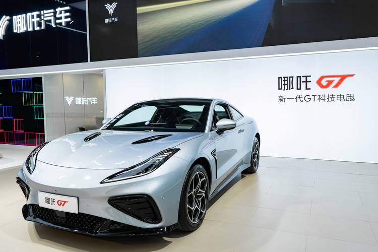 东莞261哪吒汽车在智能汽车领域的表现，领途汽车在新能源汽车市场中的影响力